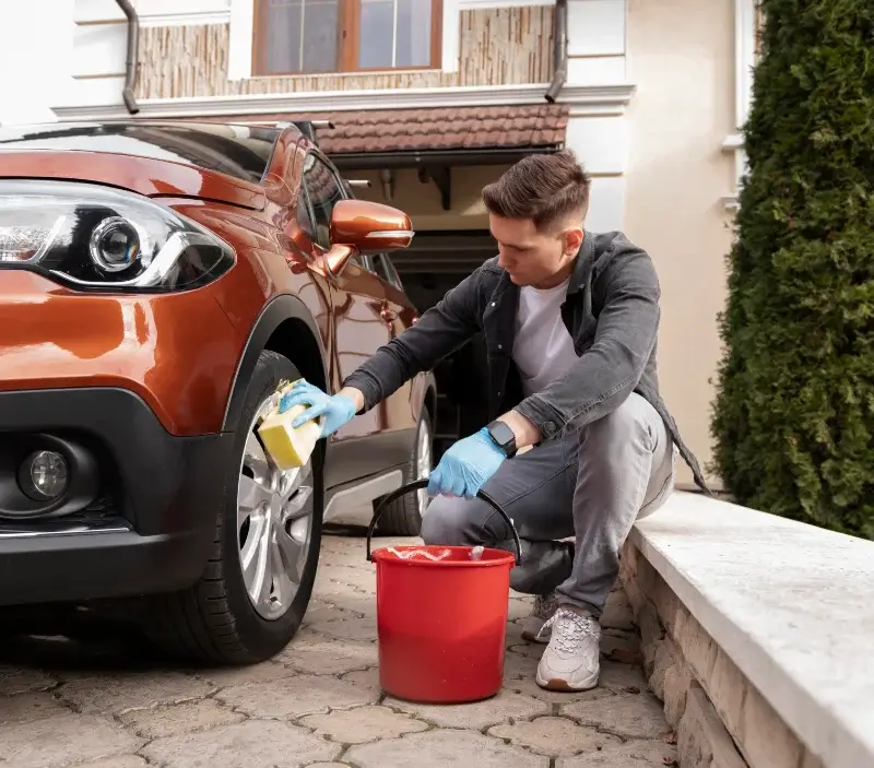 Lavage auto à domicile Prévenchères : professionnel intervenant sur un véhicule